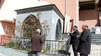 Akşemseddin Hazretleri'nin babasının kabrine ziyaretçi akını