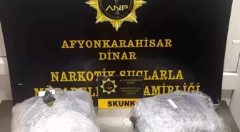 Otomobilde yapılan aramada 2 kilogram 290 gram skunk isimli uyuşturucu le geçirildi