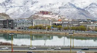 Tibet'te Yoğun Kar Yağışı Sonrası Potala Sarayı Beyazlara Büründü