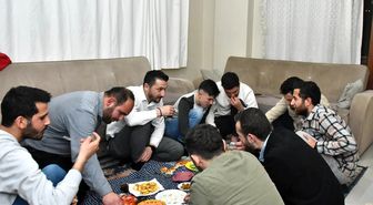 Gençlerle önce sohbet etti sonra mutafa girdi