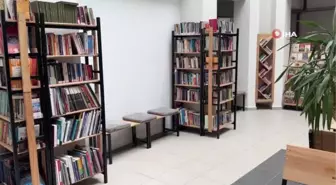 Atık malzemelerden kütüphane kurdular