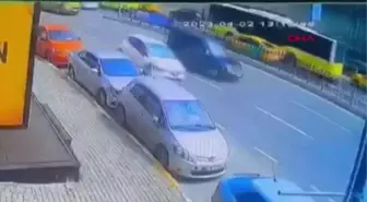 İSTANBUL-BEYOĞLU'NDA MAKAS ATTIĞI ÖNE SÜRÜLEN OTOMOBİL ÖNCE YAYAYA SONRA ARAÇLARA ÇARPTI
