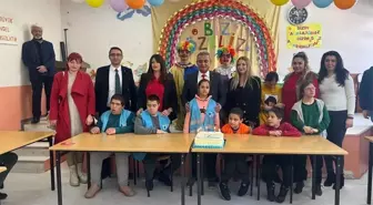 Otizmli çocuklar, pasta kesip palyaço ile eğlendi