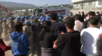 Hatay'da Moloz Dökümüne Karşı 'Yaşam Nöbeti' Başlatan Depremzedelere Kolluk Kuvveti Biber Gazıyla Müdahale Etti