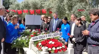 İSMET ATLI MEZARI BAŞINDA ANILDI ADANA'nın Kozan ilçesinde Dünya ve Olimpiyat şampiyonu milli güreşçi İsmet Atlı, vefatının 9'uncu yılında mezarı...