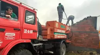 Köydeki ahır yangını güçlükle kontrol altına alındı