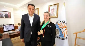 Başkan Ulutaş, Muaythai dünya şampiyonu Zehra Doğan'ı kabul etti