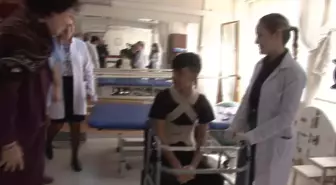Enkaz Altından Kurtarılan Osmaniyeli Mustafa, İlk Adımlarını İzmir'de Attı