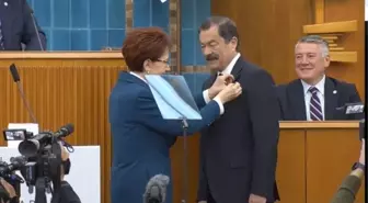 Eski Maliye Bakanı Lütfullah Kayalar, İYİ Parti'ye katıldı! Rozetini bizzat Meral Akşener taktı