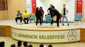 Germencik'te Doğaçlama Tiyatro Gösterisi Düzenlendi
