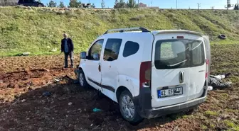 Midyat'ta ticari araç tarlaya uçtu: 2 yaralı