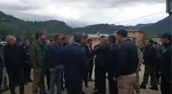 ÜZERİNE KAYA DÜŞEN OTOMOBİLDEKİ 4 ÖĞRETMEN ÖLDÜ