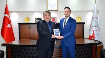 Dr. Çetin, kitabının ikinci baskısını ZBEÜ Rektörü Özölçer'e takdim etti