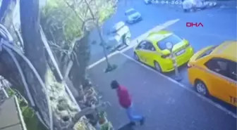 Kadıköy'de Otomobil Taksiye Çarptı ve Yan Yattı