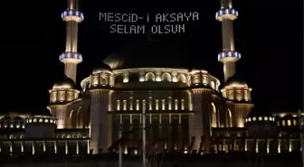 Taksim Camii'ne ''Mescid-i Aksa'ya selam olsun'' mahyası asıldı