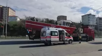 TIR'la taşınan tekne üzerinde başını üst geçide çarpıp, öldü