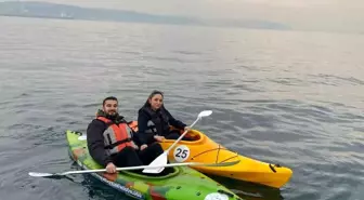Kano meraklısı vatandaşlar İstanbul Boğazı'nın serin sularında manzaranın tadını çıkarıyor