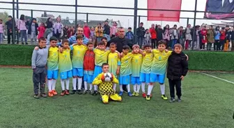 Sarıgöl'de ilkokullar arası futbol turnuvasının şampiyonu Tırazlar oldu