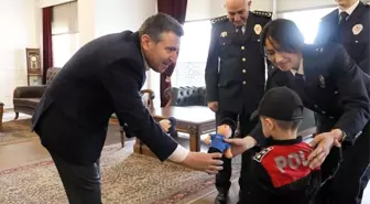 Vali Atay'dan küçük polise hediye