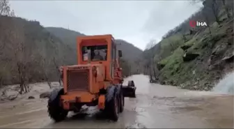 Tunceli'de taşkında mahsur kalan 11 vatandaş, kara yolları ekipleri tarafından kurtarıldı