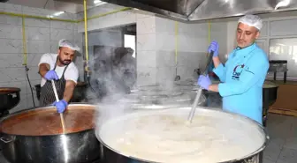 Menemen Belediyesi Aşevinden her gün 10 bin kişilik sıcak yemek