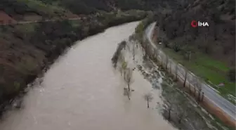 Yağış ve taşkınlar nedeniyle ulaşıma kapanan Tunceli-Ovacık karayolunda çalışmalar sürüyor