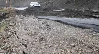 Hakkari'de sağanak yağış ve heyelan, Durankaya beldesinde çökmelere neden oldu