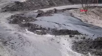 HAKKARİ'NİN YÜKSEKLERİNE KAR YAĞDI: YOLDA ÇÖKMELER OLDU