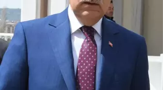 Bakan Kirişci, Cuma namazı çıkışı orman gönüllüsü çocuklara satranç takımı ve fidan dağıttı