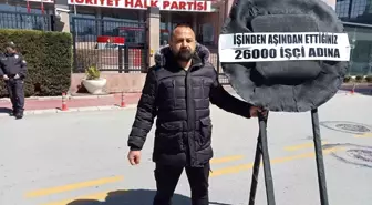 Tekirdağ Belediyesi tarafından işten çıkarılan işçiden CHP Genel Merkezi önünde siyah çelenkli eylem