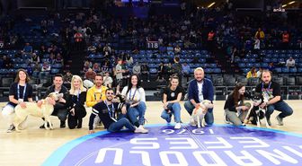 Anadolu Efes, Depremzede Köpekleri Sinan Erdem Spor Salonu'nda Ağırladı
