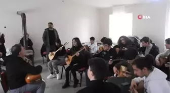 'Gezici Bağlama Atölyesi' ile gençlere kurs veriyor