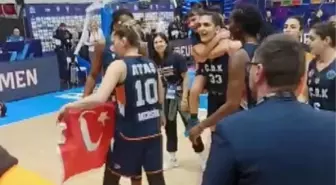 Prag Büyükelçisi Egemen Bağış, ÇBK Mersin'in Türk bayrağıyla sevinç gösterisine engel olunmasına tepki gösterdi