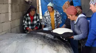Depremzedeler, diğer depremzedeler için ekmek pişiriyor