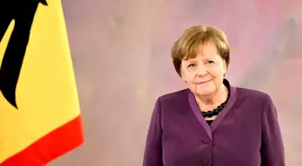 Merkel'e Almanya'nın en yüksek liyakat nişanı verildi