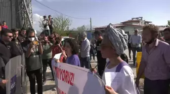 Samandağlı Depremzedeler, Molozların Yaşam Alanlarına Dökülmesini Protesto Etmek İstedi, Polis Müdahale Etti: 'Enkazların Altından Çıktık Şimdi...