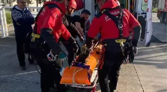 Dağlık alana düşen paraşütçü, jandarma helikopteriyle taşındı