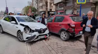 Park halindeki 2 araca çarpan otomobilin sürücüsü Burak, yaralandı