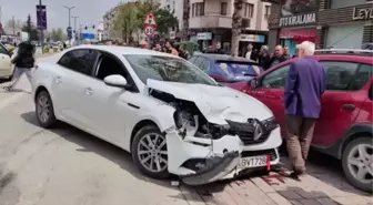 PARK HALİNDEKİ 2 ARACA ÇARPAN OTOMOBİLİN SÜRÜCÜSÜ BURAK, YARALANDI