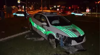 Polis aracı, otomobille çarpıştı: 6 yaralı