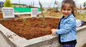 Adana'da buruk bayram: Depremde ölenlerin kabirlerine şeker bıraktılar