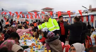 AK Parti Milletvekili Mahir Ünal'dan konteyner kente bayram ziyareti