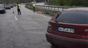 Bariyerlere çarpıp savrulan otomobilden kapıyı açıp düşünce öldü