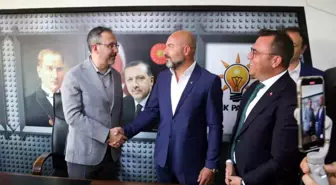 Emekli olan itfaiyeciye AK Parti rozetini Bakan Kasapoğlu taktı