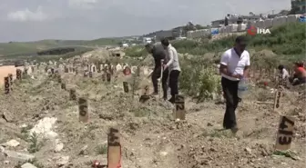 Hatay'da bayram öncesinde mezarlıklarda hüzün hakim