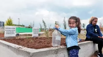 Nil, depremde kaybettiği anneannesi ve dedesini mezarını ziyaret etti