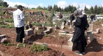 Osmaniye'deki deprem mezarlığında duygu dolu ziyaretler