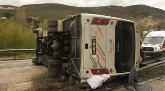 Sivas'ta Tur Midibüsü Devrildi: 10 Yaralı