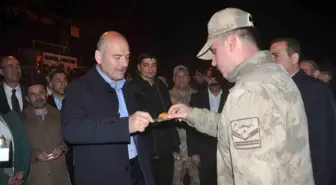 Bakan Soylu, Yeni Köprü'de asker ve vatandaşlara baklava ikram etti