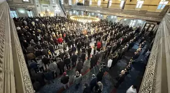 Elazığ'da Vatandaşlar Bayram Namazı İçin Camilere Akın Etti